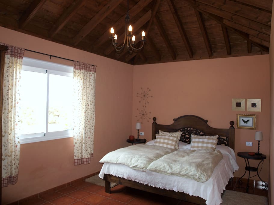 dormitorio pprincipal con baño en suite cama 1.80m