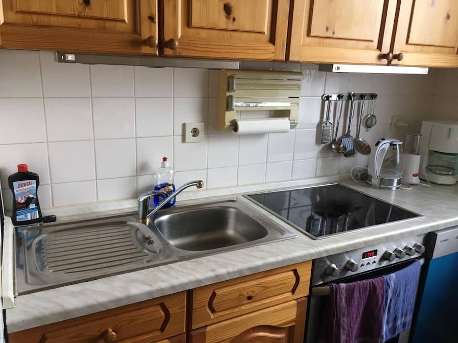 Umeblowana i wyposażona kuchnia z kuchenką, piecykiem i zmywarką