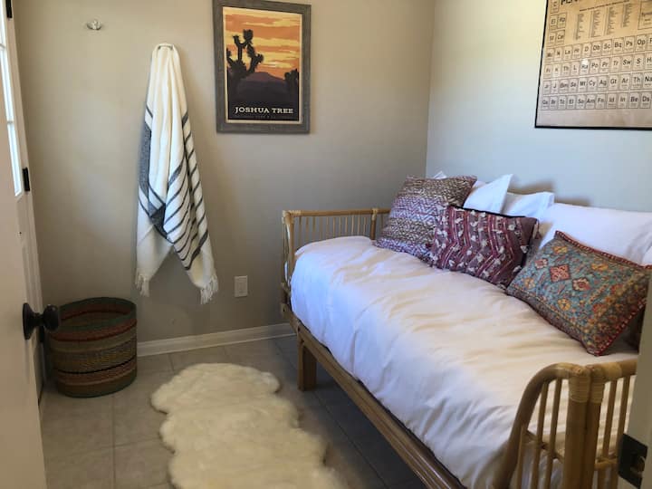 Tercer (dormitorio pequeño) con cama doble