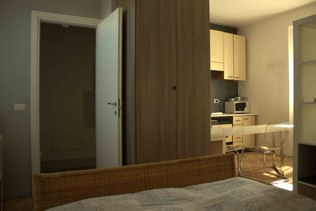 Monolocale con bagno ed angolo cottura