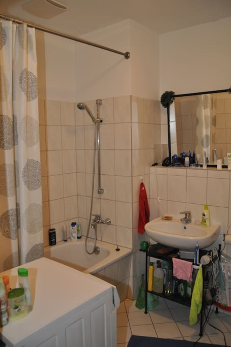 gemeinsam genutztes Bad mit Waschmaschine