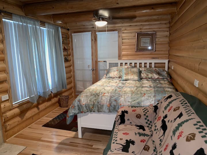 חדר שינה עם אמבטיה