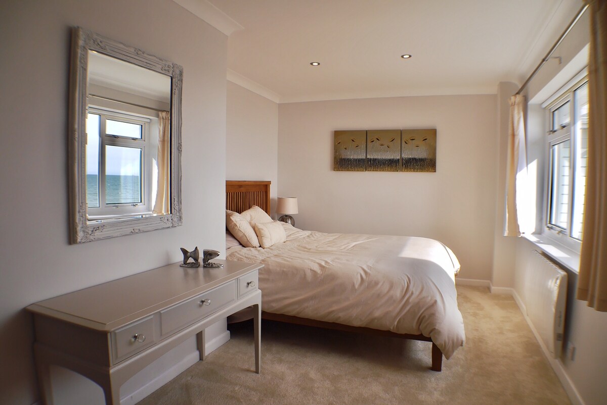 Glavna spavaća soba na katu s pogledom na more 