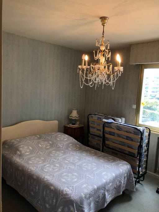 Chambre avec deux lits d'appoints