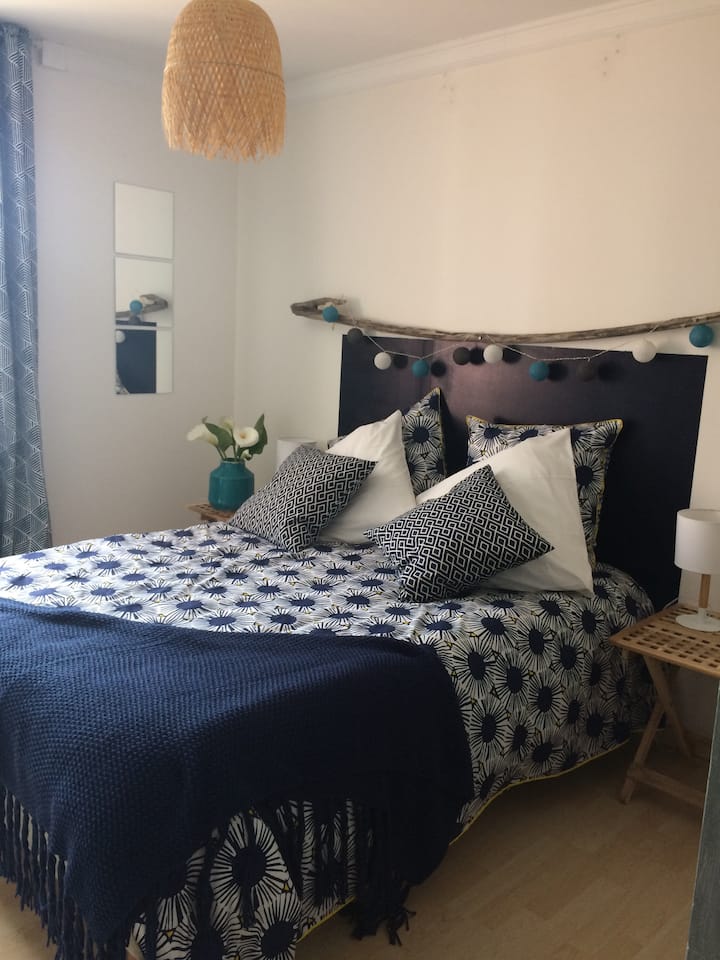 Dhoma blu në katin e parë. Atmosferë buzë plazhit dhe tingujt e pulëbardhave si një bonus.