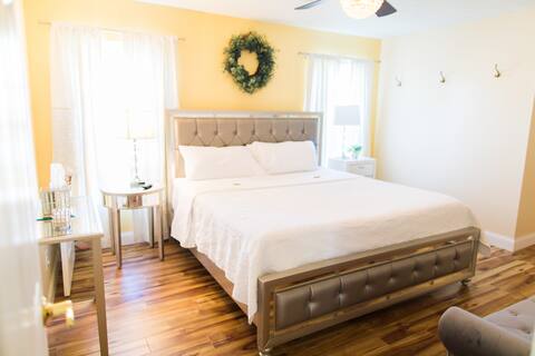 **CHIC + COMFY 2 BDR HOME in cul de sac**