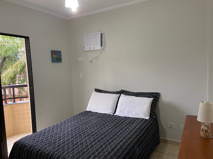 Chumba cha kulala 1. Chumba kilicho na kiyoyozi kilicho na kiyoyozi na feni ya dari. Inajumuisha kitanda cha watu wawili, ubao wa pembeni na WARDROBE