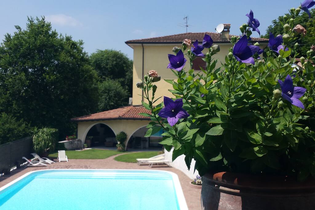esterno con piscina e portico
