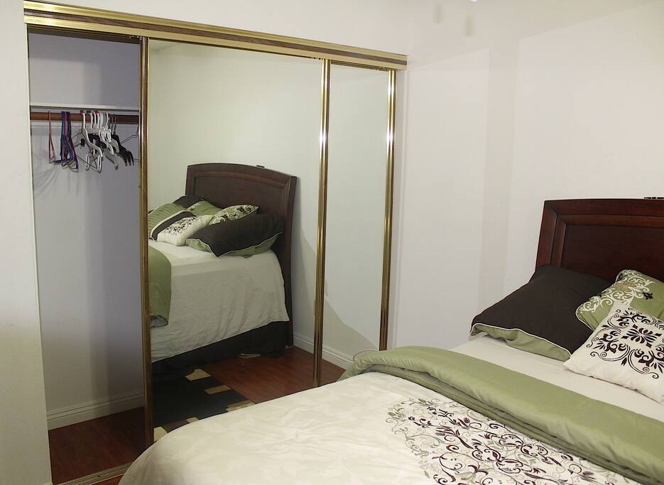 Bedroom/Closet with mirror door