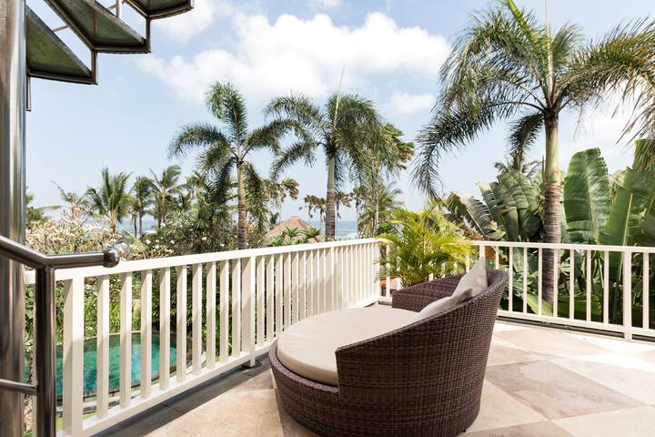 Walk to the Beach From Family Villa With a Pool, Spa & Gym