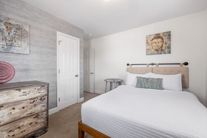 Втора спална соба со удобен брачен кревет. Ве очекуваат чисти, чисти, чисти постелнини.  