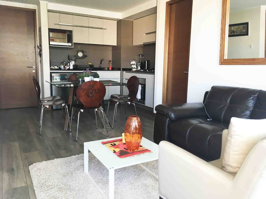 Living con cómodo sofá, decoración moderna.