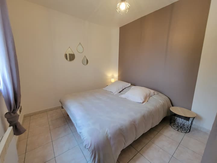 1号卧室配有双人床160 * 200 ，衣柜更衣柜。 泳池景观、村庄、Cevennes和Ardèche。