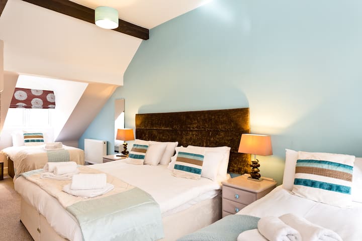 Spavaća soba 4 s bračnim krevetom koji se može pretvoriti u dva odvojena kreveta i krevet za jednu osobu, a po potrebi i dodatni krevet na razvlačenje.  Dvostruki ormar, ladice, noćni ormarići, TV. 
Zasebna kupaonica s tuš-kabinom iznad kade, WC školjkom i umivaonikom.