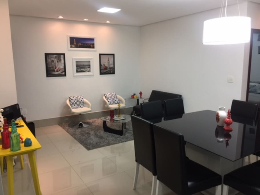 Sala ampla, moderna e decorada