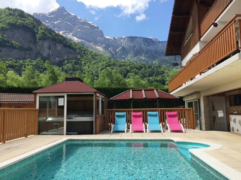 détente auprès de la piscine