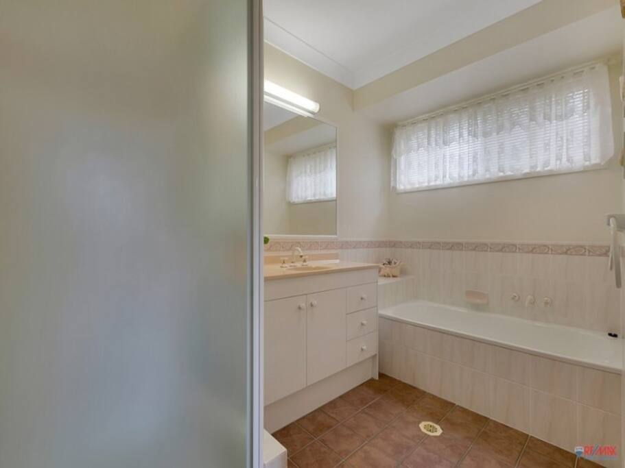Share bathroom with another female tenant
