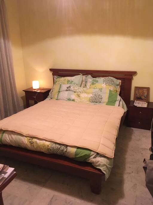 Chambre jaune (avec écran plat)