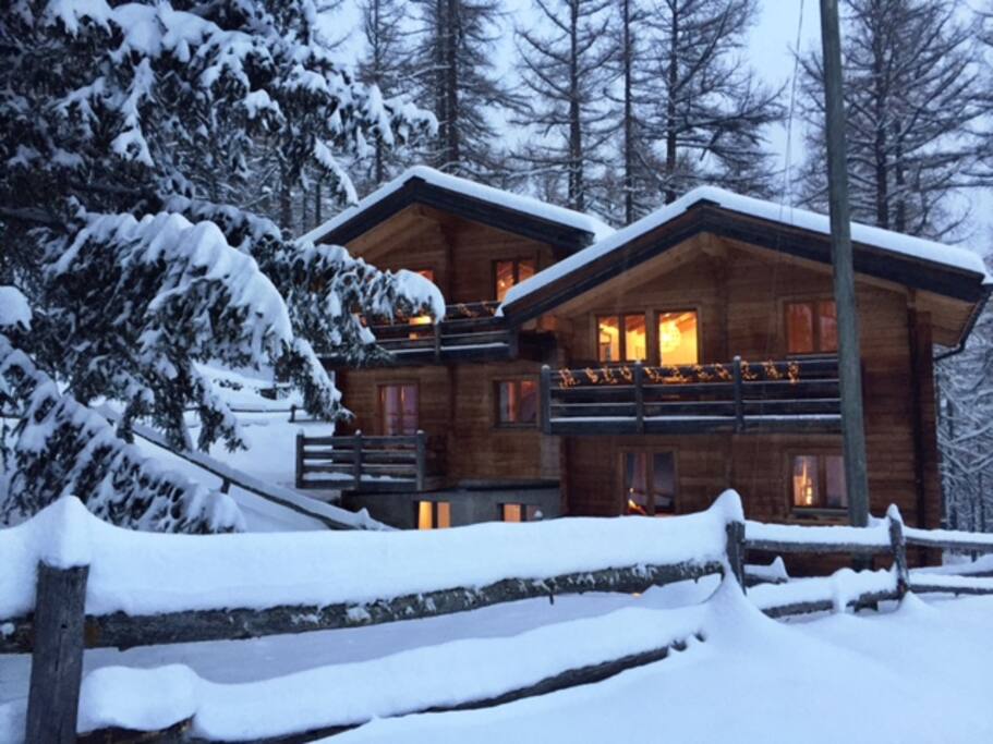 Dreamy: Chalet Eichhorn and Fasan (l) in the winter.
