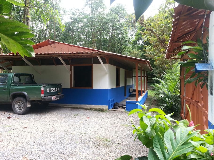 Esta es la cabaña, cuenta con tres dormitorios, comedor, cocina equipada, un cuarto de baño y un área de pilas..