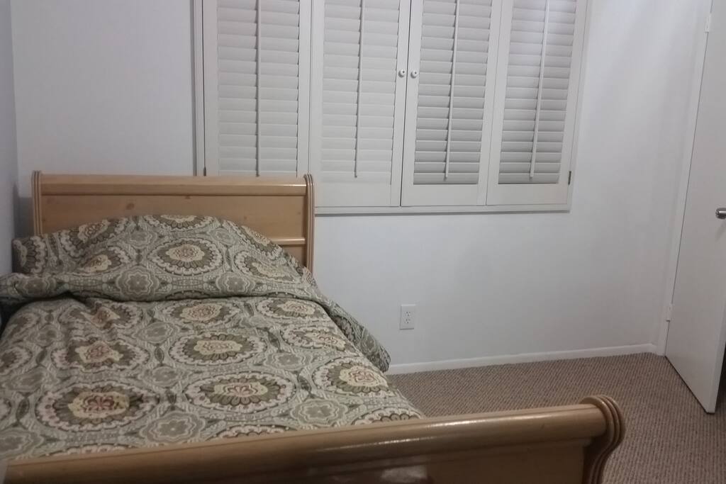Super comfy twin sized bed in a freshly painted and hardly used room. Bright lighting, ceiling fan, and computer is included.