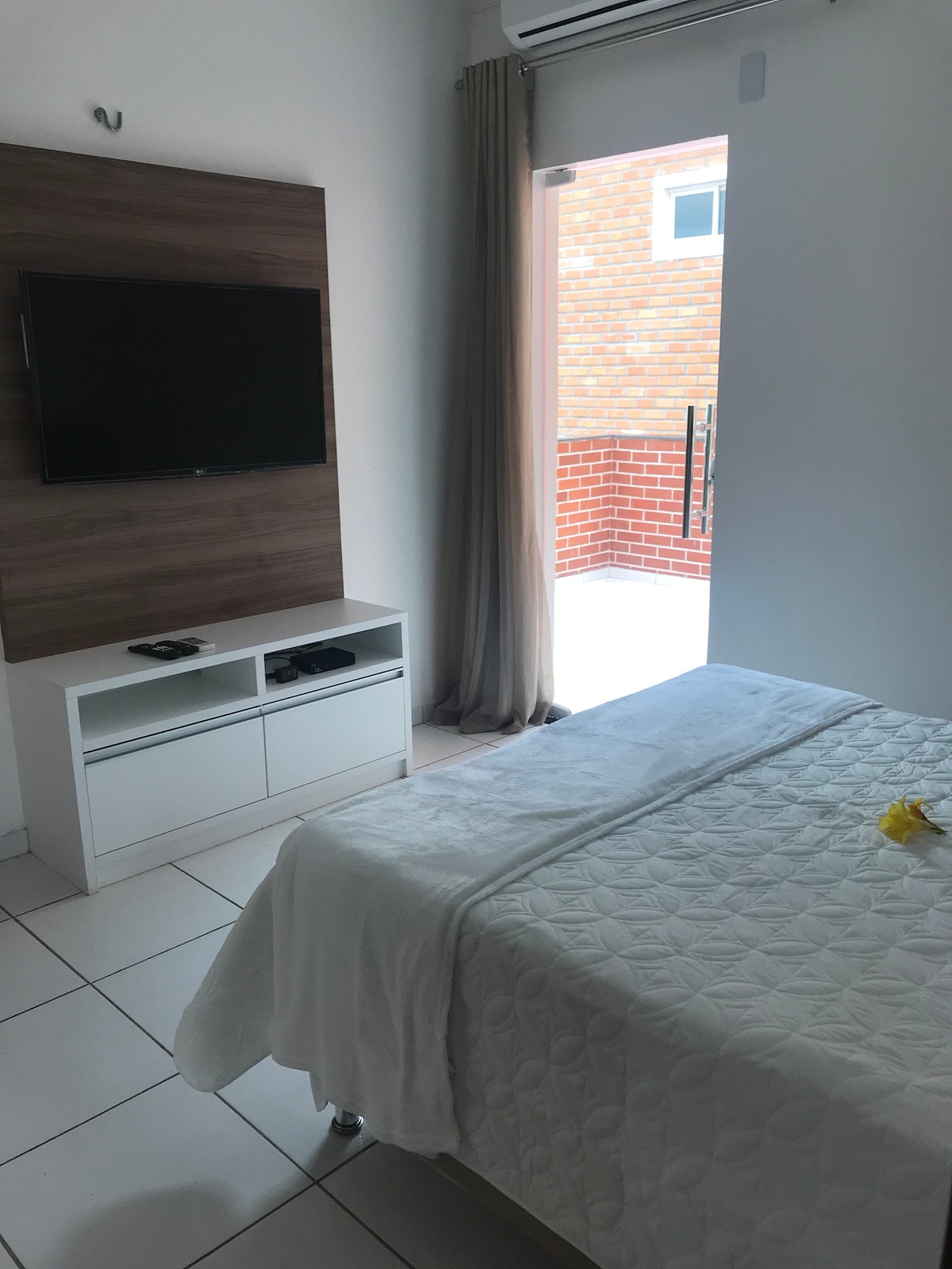 Esta semi suite comparte un baño con el dormitorio 1