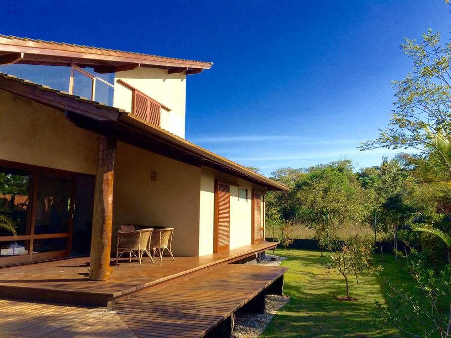 Lindo deck e jardim com muito verde