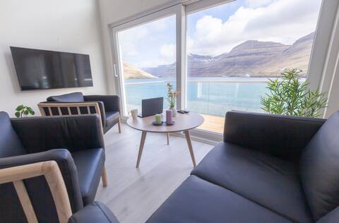 Luxurious panoramic boat house 1