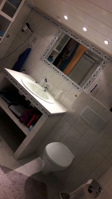 Bad mit WC, Dusche und Badewanne