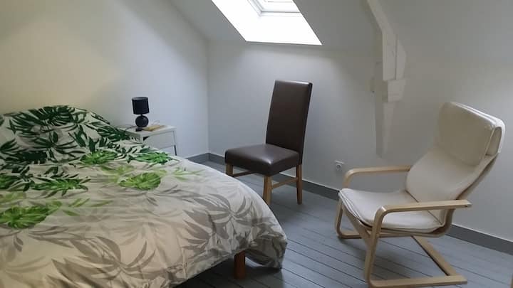 Голема гардероба со двојна врата со простор за закачување