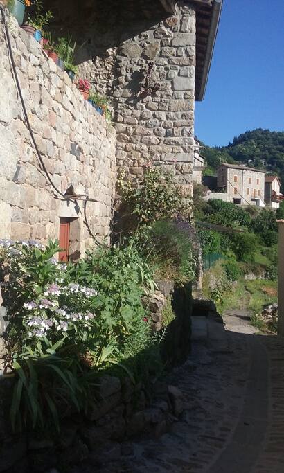 côté de la maison avec terrasse couverte