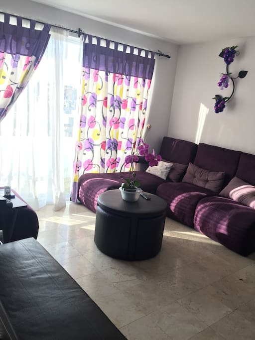Livingroom available for read and meeting sessions