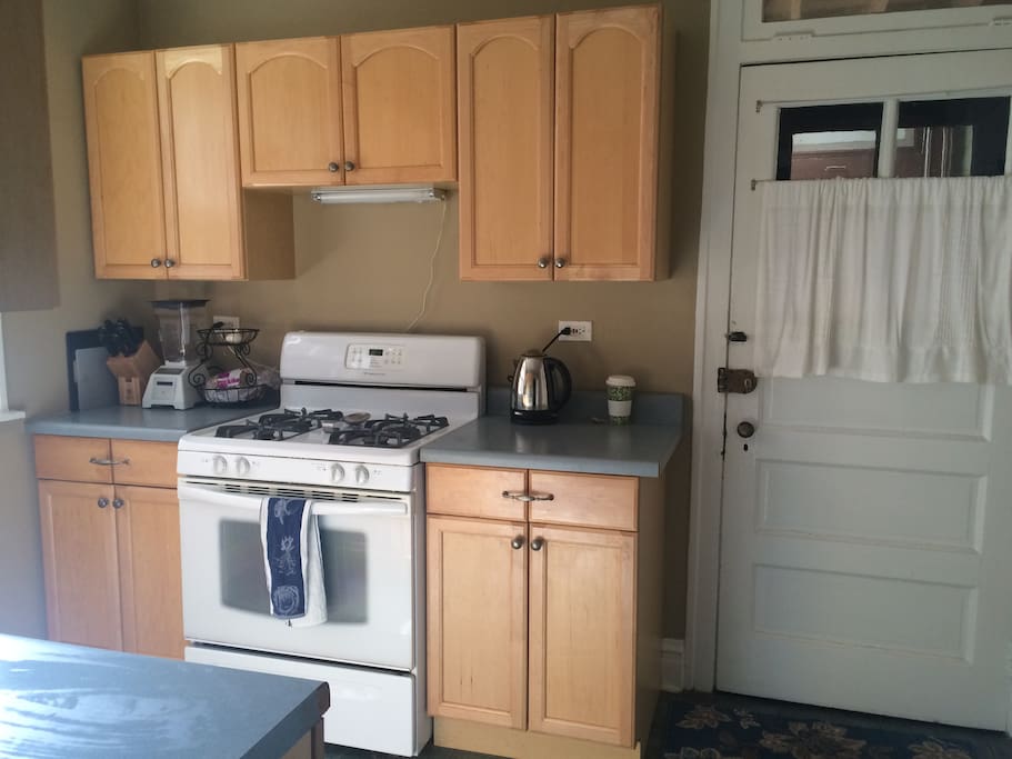 Adorable kitchen with everything you need!