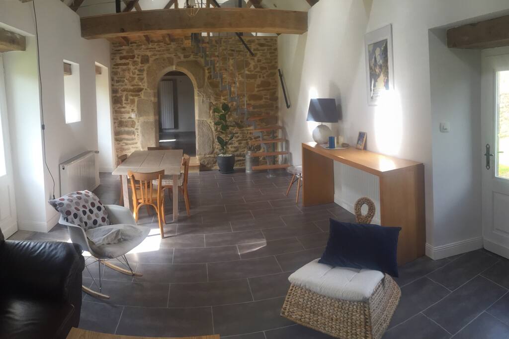 Le salon, vu du fond de la pièce. La montée d'escalier mène à la chambre-mezzanine.