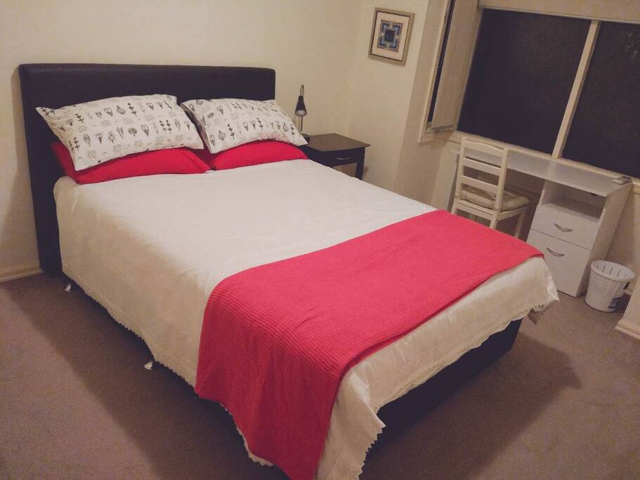 Bright sunny room, bay window with study desk. Comfy cozy double bed. Air conditioning and heating in room.
