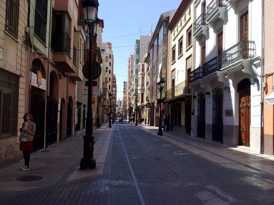 Vistas a una de las principales calles de la ciudad, calle mayor