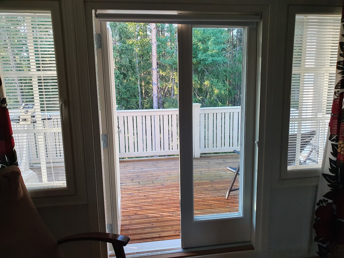 Pamje nga ballkoni, pas ndërtesës nga dhoma kryesore e gjumit