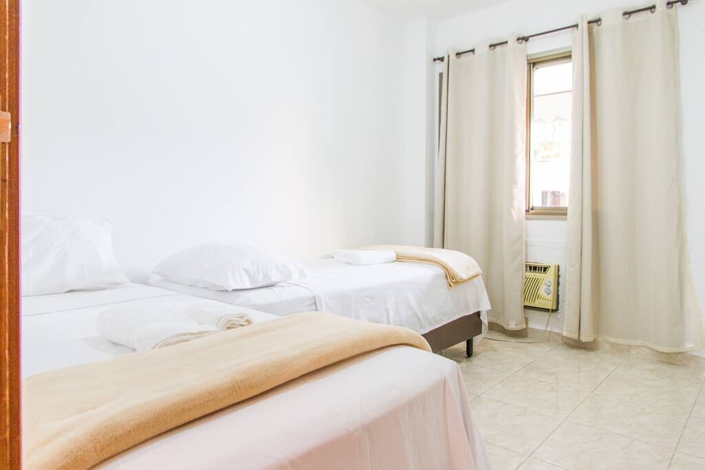 QUARTO COM 2 CAMAS SOLTEIROS QUE JUNTAS FORMA UMA CANMA CASAL GRANDE