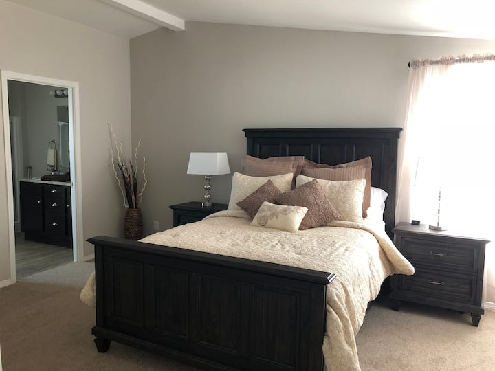 Спална соба 1 (мастер)  со приватна бања