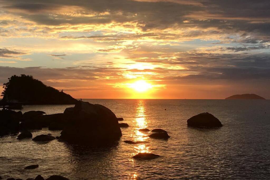 Por do sol na frente da casa
