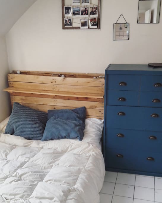 La chambre confortable avec rangements