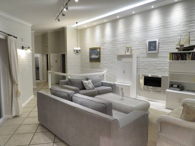 Beautiful spacious house with stunning views gallery image 5