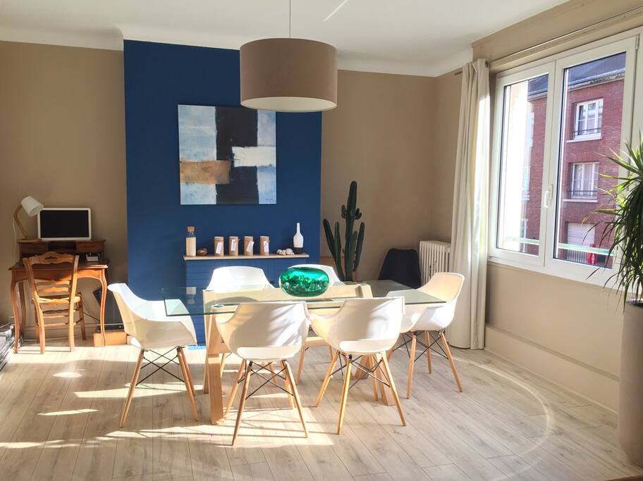 Dining room/desk