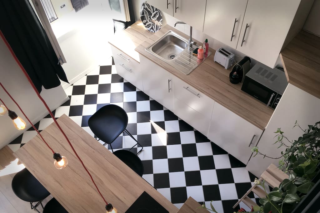 Cuisine toute équipée : frigo, lave-vaisselle, four, four à micro-ondes, lave-linge, plaques à induction…
