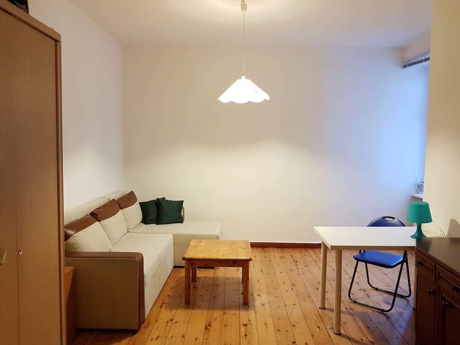 Wohnzimmer mit Schreibtisch/Living Room with Working Space