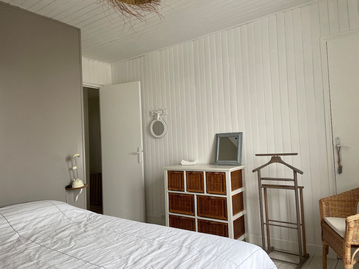 Spálňa na strane dvora. 
160 x 200 lôžok