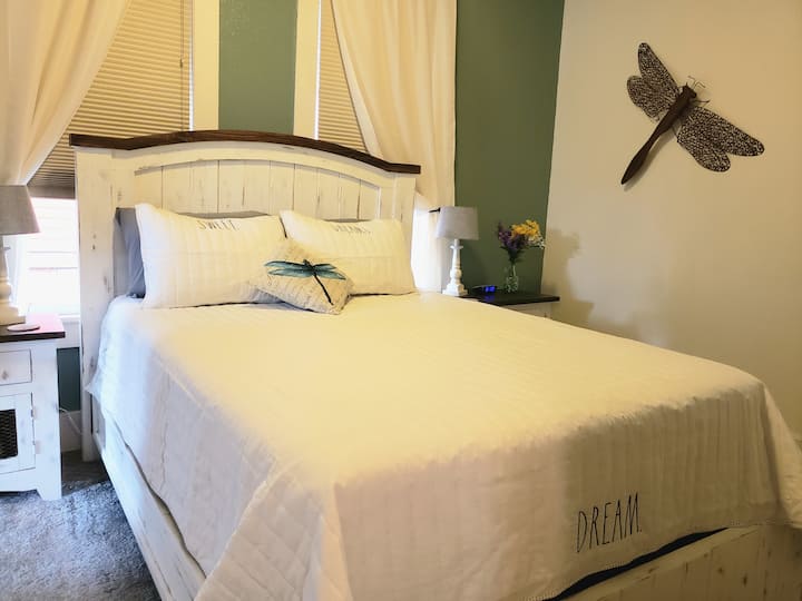 سرير كوين في غرفة النوم الثانية ، جميع الوسائد الجديدة ، والبياضات ، وخزانة الملابس ، والتلفزيون ، والمنضدات الليلية ، ومصابيح القراءة ، وكتب الأطفال على رفوف المكتبة. غرفة ممتعة مع إمكانية الوصول المباشر إلى منطقة الكمبيوتر والحمام وغرفة الأطفال.