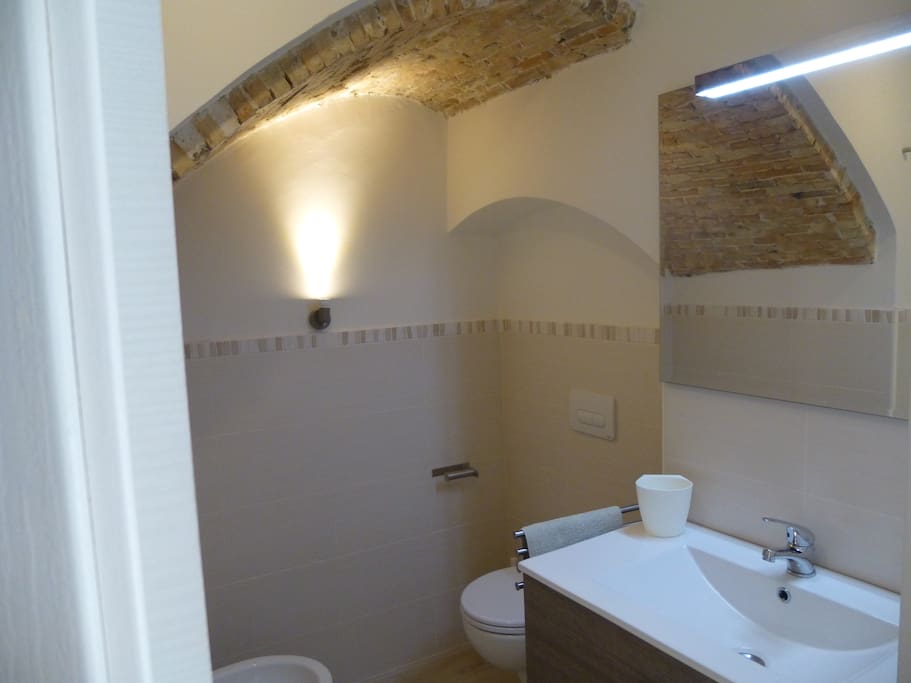 Bagno con arco in pietra storico