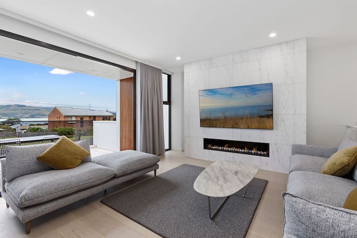 Luxurious 4 Bed Room Holiday House,with ocean view gallery image 5