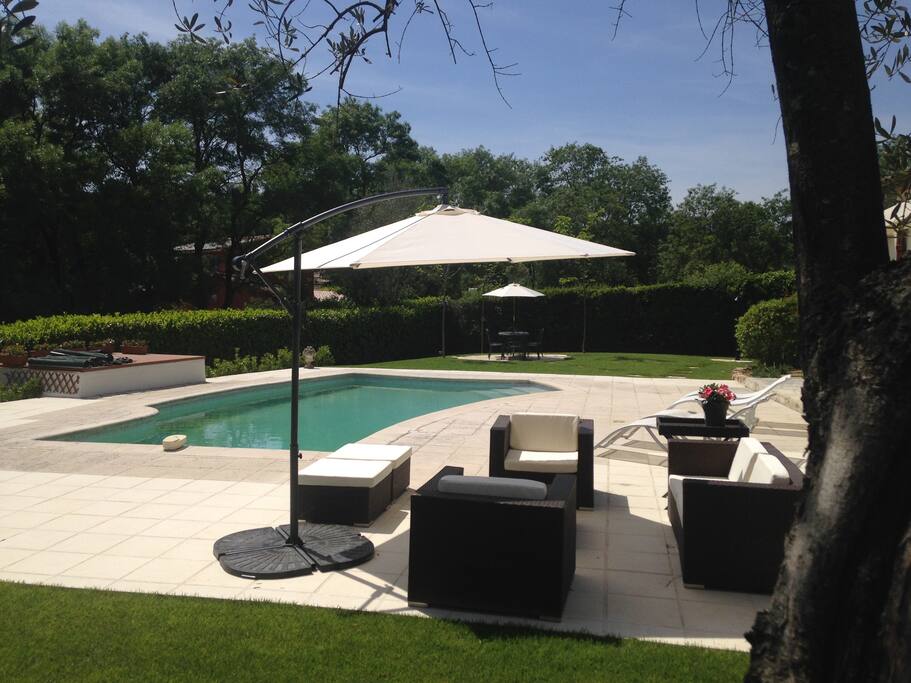 Private pool with sun terrace
